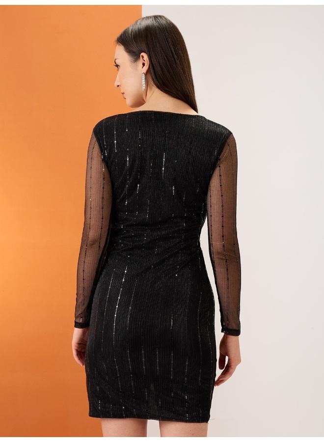 جلو باص فستان سهرة قصير ضيق أسود بياقة  مزين بالترتر وفتحة جانبية - Image 4